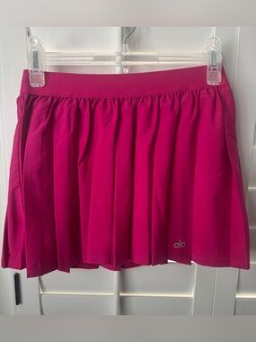 Alo Varsity Pleated Tennis Skirt in Magenta Crush size XS